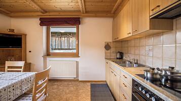 Frigorifero, forno, piano cottura, bollitore elettrico