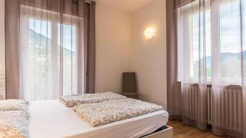 1 habitación, tabla de planchar con plancha, wifi gratis y ropa de cama