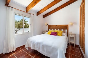 3 slaapkamers, een strijkplank/strijkijzer, gratis wifi, beddengoed