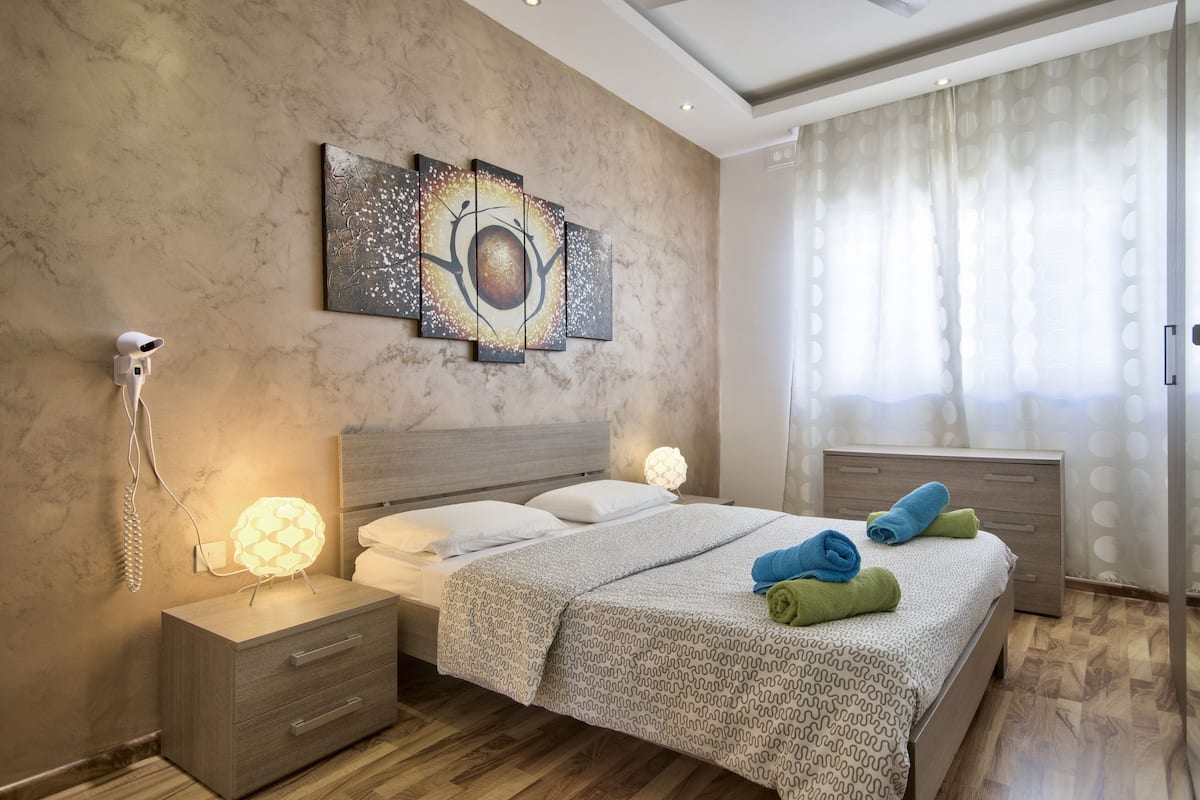 4 makuuhuonetta, ilmainen Wi-Fi, vuodevaatteet