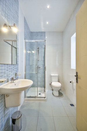 Separate tub and shower, rainfall showerhead, free toiletries - Exceptional Tigne seafront (Sliema)
