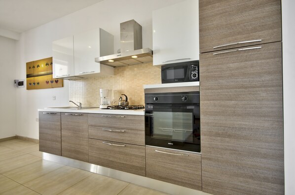 Full-size fridge, microwave, oven, stovetop
