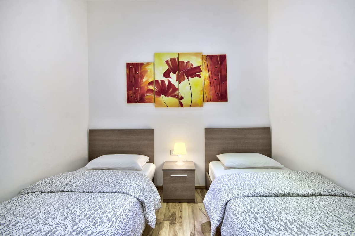 4 makuuhuonetta, ilmainen Wi-Fi, vuodevaatteet