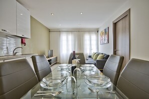 In-room dining - Off the Strand Gzira 3-bedroom (Gzira)