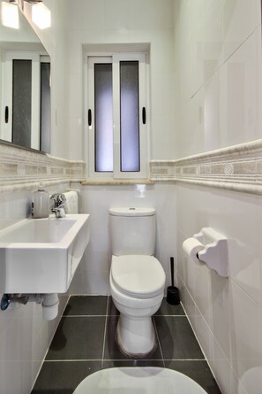 Douche, douche à « effet pluie », articles de toilette gratuits