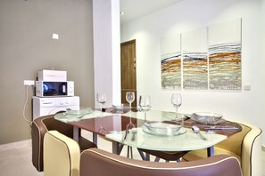 In-room dining - Contemporary Gzira 3-bedroom (Gzira)