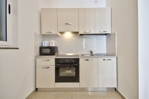 Full-size fridge, microwave, oven, stovetop - Off the Strand Gzira 1-bedroom (Gzira)