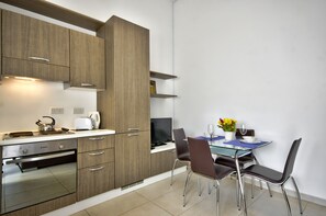 Frigorifero con congelatore, microonde, forno, piano cottura