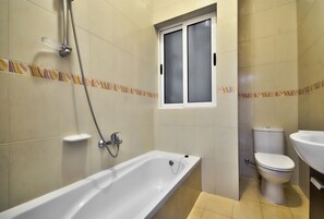 Combined shower/bathtub, rainfall showerhead, free toiletries - Sliema Central 1-bedroom Apartment (Sliema)