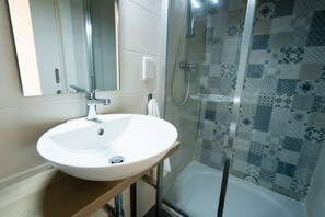 Apartment, 3 Bedrooms (1) | Bathroom | Shower, rainfall showerhead, free toiletries, hair dryer - Valletta Republic Str duplex pth (Valletta)