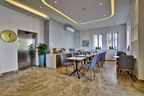 Breakfast area - Tritoni Hotel Deluxe room (Floriana)