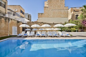 시즌별로 운영되는 야외 수영장