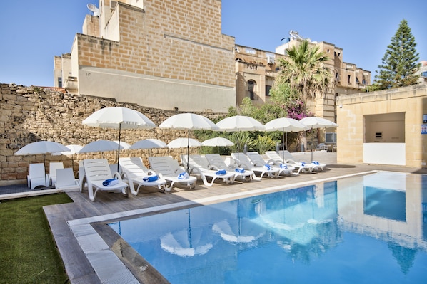 Outdoor pool - Dar 16 Deluxe with balcony (St. Julian's)
