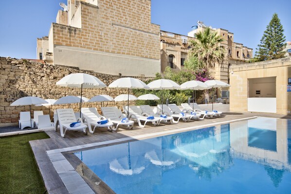 Outdoor pool - Dar 16 suite (St. Julian's)