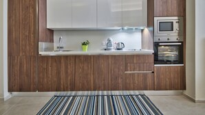 Full-sized fridge, microwave, oven, stovetop - Spinola park Studio (St. Julian's)