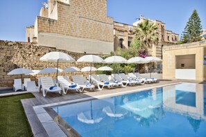 Seasonal outdoor pool - Spinola park Studio (St. Julian's)