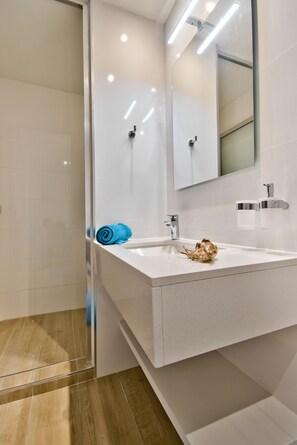 Apartment, 1 Schlafzimmer | Waschbecken im Bad