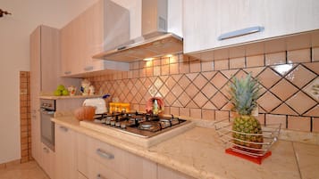 Frigorifero, microonde, forno, piano cottura