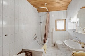 Bañera, artículos de tocador gratuitos, secador de pelo, toallas