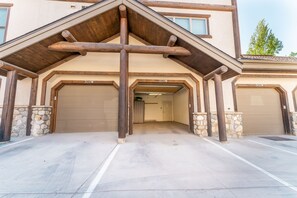 Property grounds - Great Location in Breck, Walk to Main Street! Private Hot Tub and Fireplace (Breckenridge)