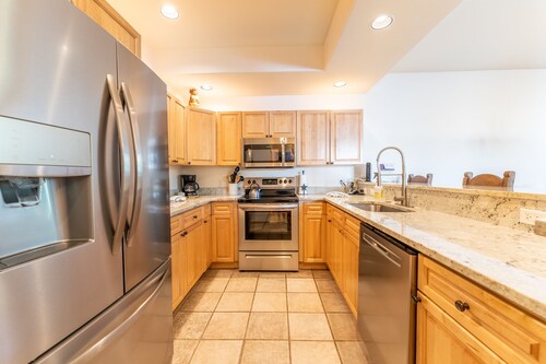 Great Location in Breck, Walk to Main Street! Private Hot Tub and Fireplace