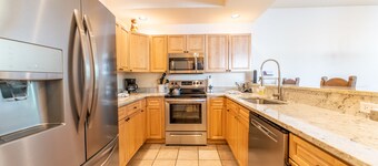 Great Location in Breck, Walk to Main Street! Private Hot Tub and Fireplace