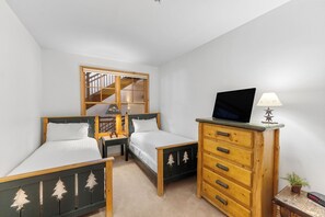 2 عدّة غرف نوم ومكواة/لوح كي وواي فاي وملاءات أسرّة