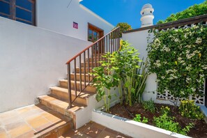 Exterior detail - Vacation Home "Villa Jupe" with Terraces, Garden, Ocean/Mountain Views & Wi-Fi (Tías, España)
