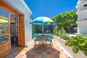 Outdoor dining - Vacation Home "Villa Jupe" with Terraces, Garden, Ocean/Mountain Views & Wi-Fi (Tías, España)