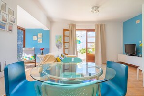 TV - Vacation Home "Villa Jupe" with Terraces, Garden, Ocean/Mountain Views & Wi-Fi (Tías, España)