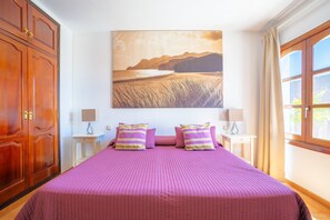 1 bedroom, iron/ironing board, free WiFi, bed sheets - Vacation Home "Villa Jupe" with Terraces, Garden, Ocean/Mountain Views & Wi-Fi (Tías, España)