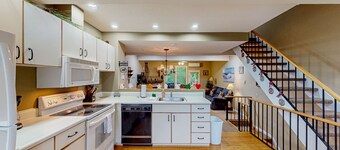 Ski-in/out townhome with free WiFi, wood fireplace, gas grill, & deck - dogs OK