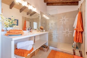 Dusche, Haartrockner, Handtücher