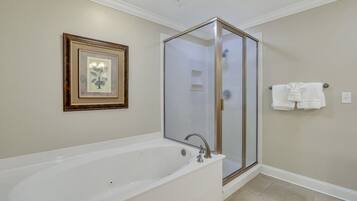 Combined shower/tub, hair dryer, towels