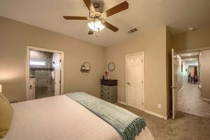 2 bedrooms, premium bedding, iron/ironing board, WiFi - RG 111 Guadalupe Fortress of Awesome (New Braunfels)