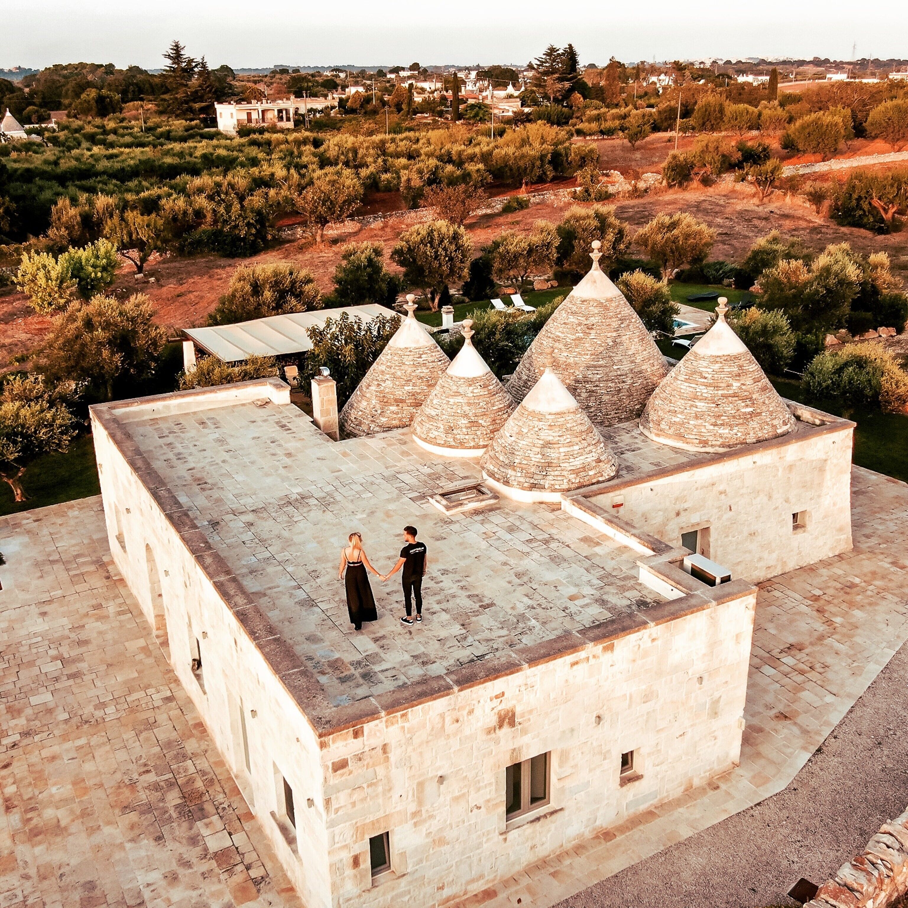 Un bâtiment en pierre doté d’un toit plat et de plusieurs structures coniques sur le dessus.
