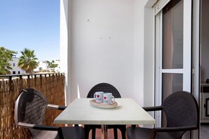 Outdoor dining - Holiday Apartment "Mediterraneo 105" with Balcony (Conil de la Frontera)