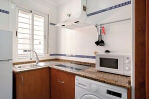 Een koelkast, een microgolfoven, een kookplaat