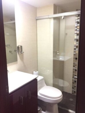 Shower, towels, soap - Cabrera Real Hotel (Bogotá)