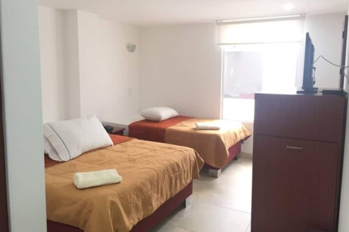Habitación doble, baño privado | Edredón, decoración personalizada y tabla de planchar con plancha