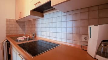 KylskÄp, spishÀll, kaffe- och tebryggare och vattenkokare