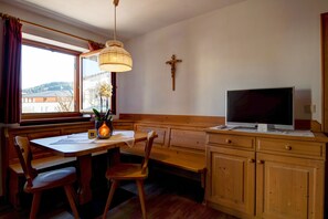 Dining - Cosy Apartment 1 "Zur Sonne" with Mountain View & Garden (Lajen)