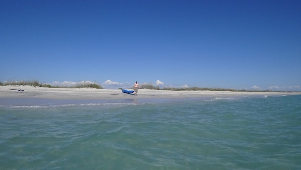 Beach nearby, sun loungers, beach towels