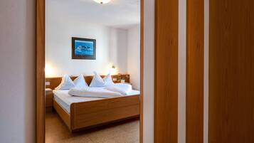 1 bedroom, bed sheets