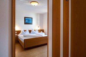 1 bedroom, bed sheets - Rustic Apartment 2 "Zur Sonne" with Mountain View & Garden (Lajen)