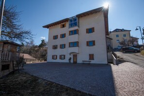 Exterior - Rustic Apartment 2 "Zur Sonne" with Mountain View & Garden (Lajen)