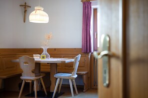 Dining - Rustic Apartment 2 "Zur Sonne" with Mountain View & Garden (Lajen)