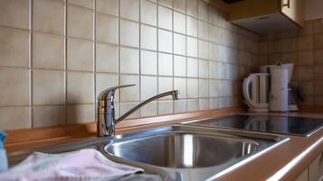 Fridge, stovetop, coffee/tea maker, electric kettle