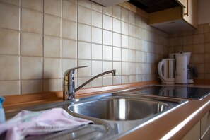 Fridge, stovetop, coffee/tea maker, electric kettle - Rustic Apartment 2 "Zur Sonne" with Mountain View & Garden (Lajen)