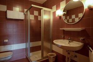 Shower, hair dryer, towels - Rustic Apartment 2 "Zur Sonne" with Mountain View & Garden (Lajen)